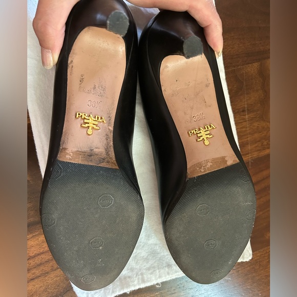 (SOLD) Authentic Prada Classic leather Back Pumps - Picture 5 of 6